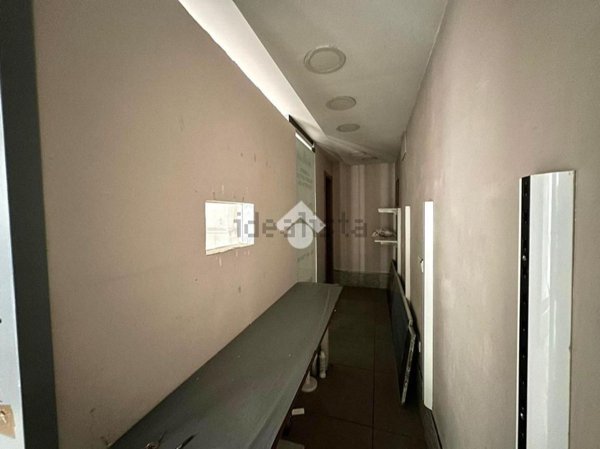 locale commerciale in vendita a Napoli in zona Secondigliano