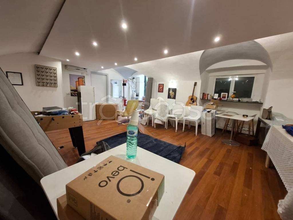 locale commerciale in vendita a Napoli in zona Chiaia