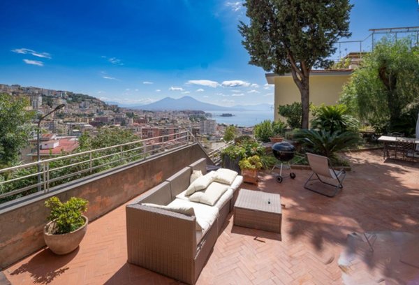 appartamento in vendita a Napoli in zona Chiaia