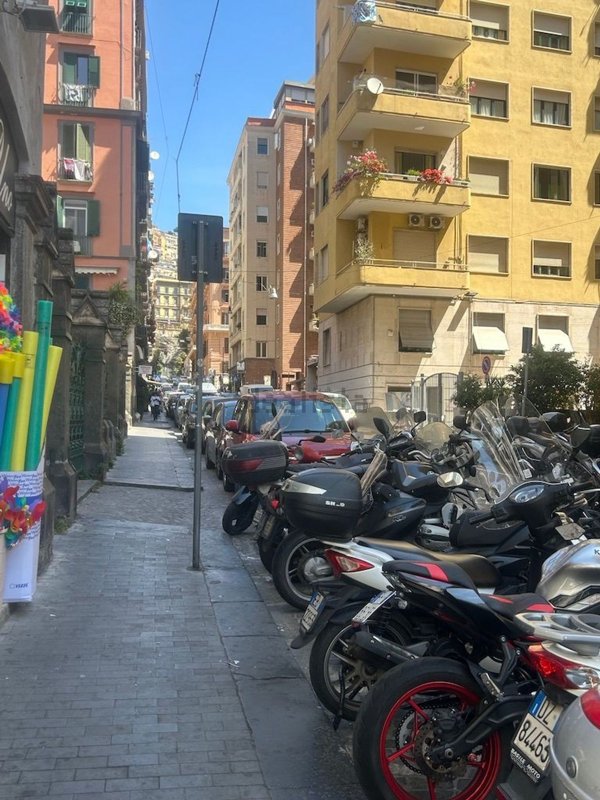 locale commerciale in vendita a Napoli in zona Chiaia