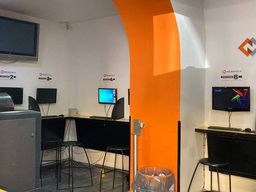 negozio in vendita a Napoli in zona Piscinola