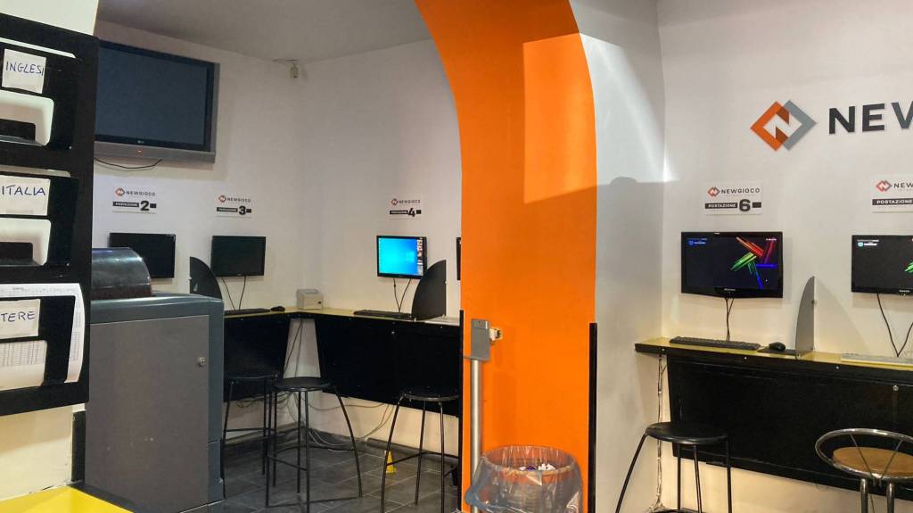 negozio in vendita a Napoli in zona Piscinola