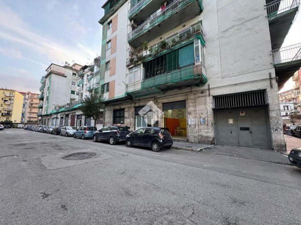 locale commerciale in vendita a Napoli in zona Secondigliano