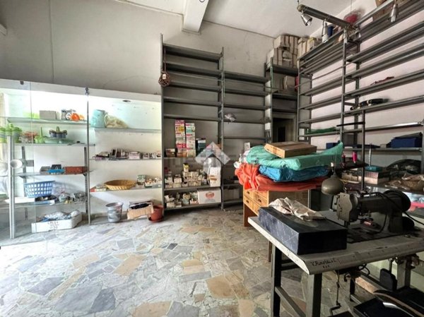 locale commerciale in vendita a Napoli in zona Secondigliano