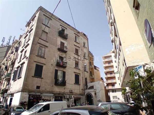 esavano in vendita a Napoli in zona Porto
