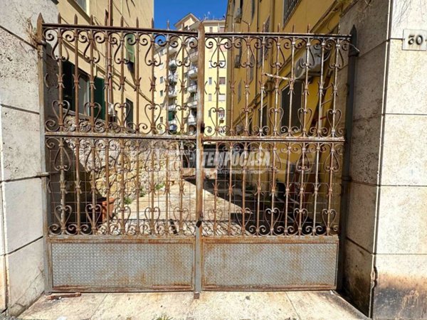locale commerciale in vendita a Napoli in zona Bagnoli