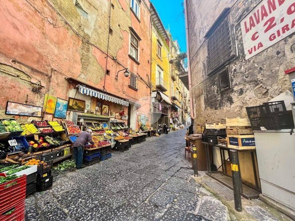 monolocale in vendita a Napoli in zona Chiaia