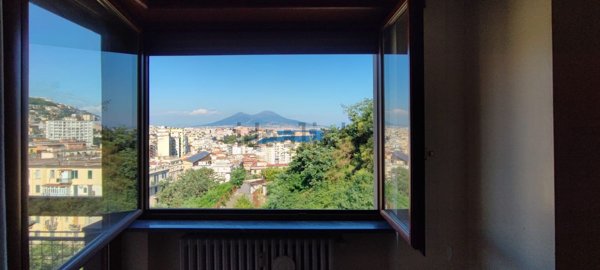 appartamento in vendita a Napoli in zona Chiaia