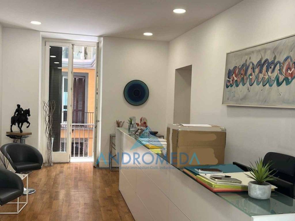 ufficio in vendita a Napoli in zona Chiaia