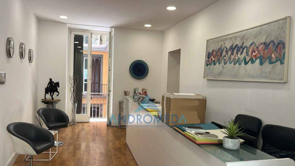 ufficio in vendita a Napoli in zona Chiaia