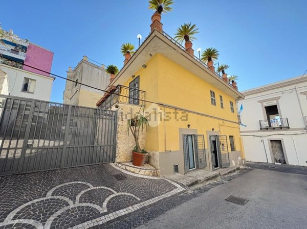 appartamento in vendita a Napoli in zona Posillipo