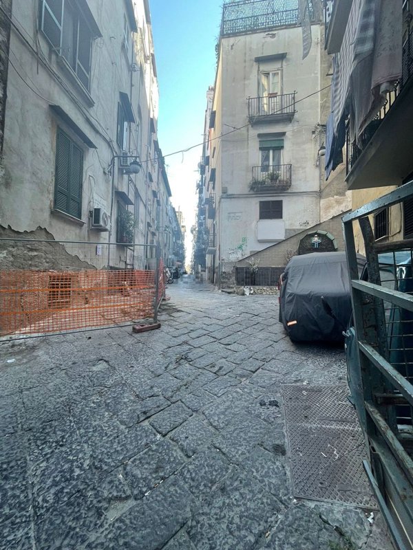 locale di sgombero in vendita a Napoli