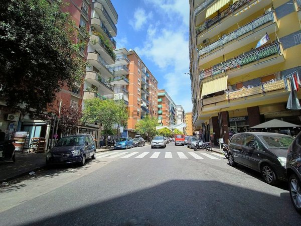 locale commerciale in vendita a Napoli in zona Vomero