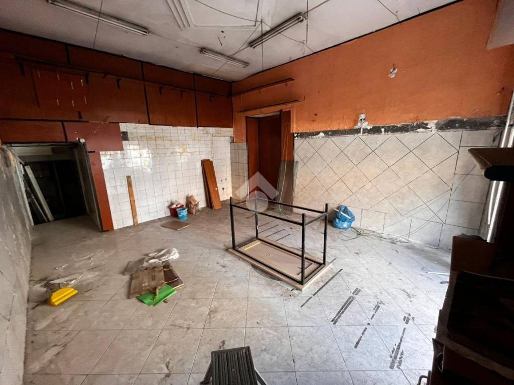 negozio in vendita a Napoli in zona Secondigliano