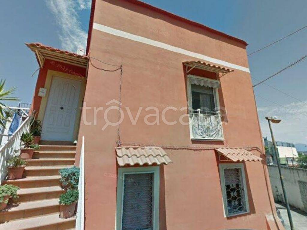 casa indipendente in vendita a Napoli in zona Fuorigrotta