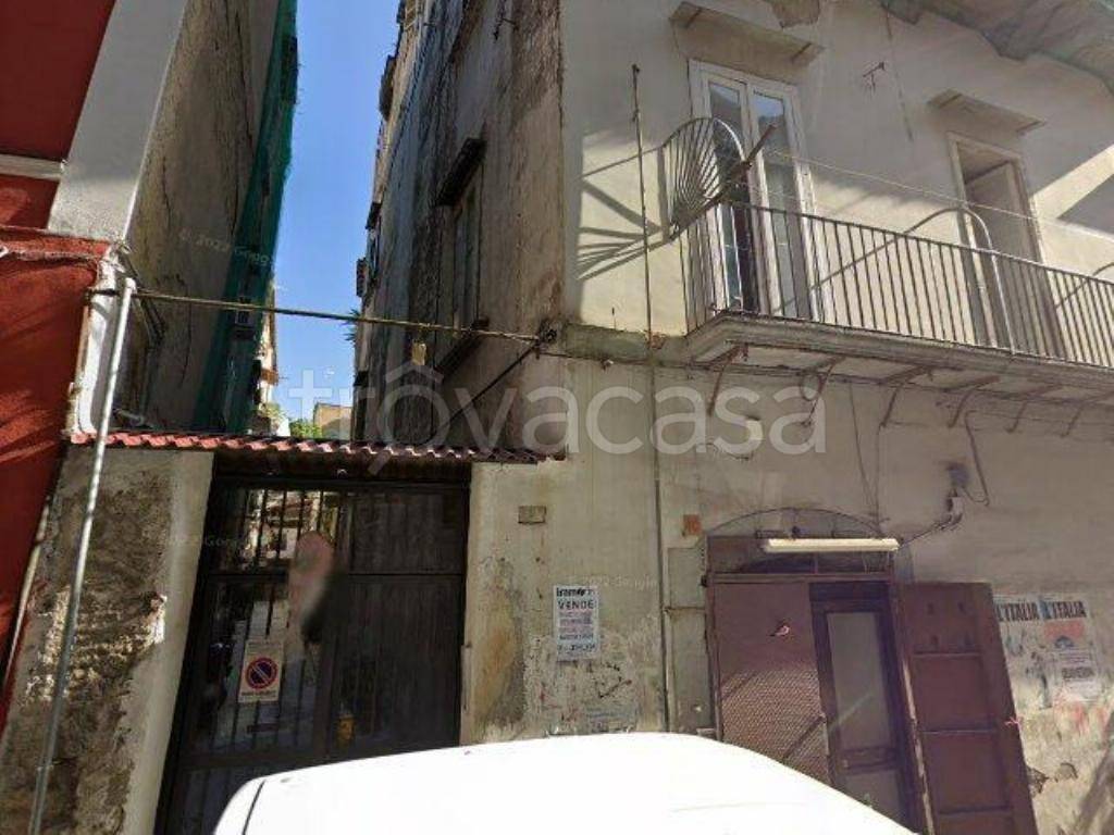 negozio in vendita a Napoli in zona San Carlo all'Arena