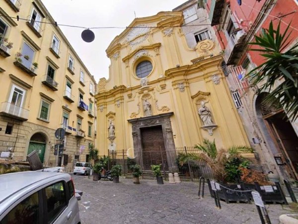 appartamento in vendita a Napoli in zona Chiaia