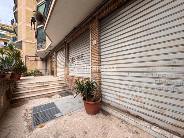 negozio in vendita a Napoli in zona Stella