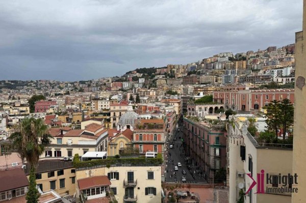 appartamento in vendita a Napoli in zona Chiaia