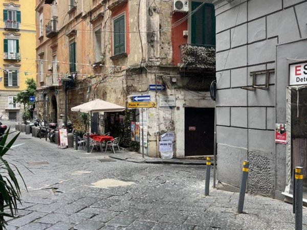 appartamento in vendita a Napoli in zona Chiaia