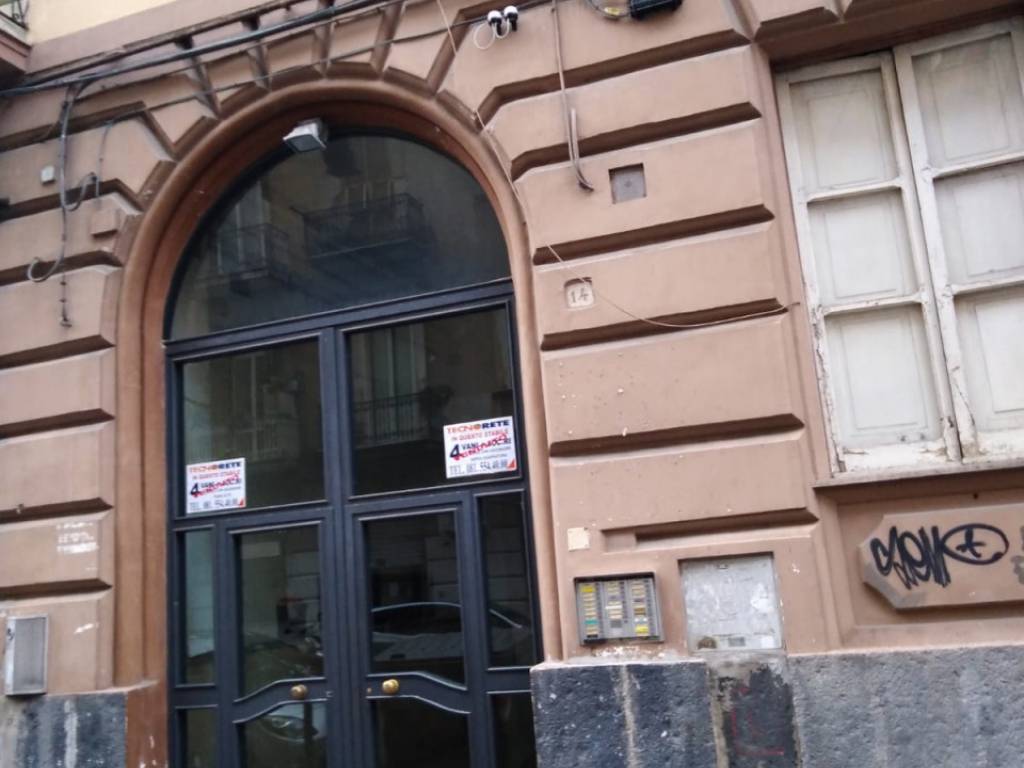 locale commerciale in vendita a Napoli in zona Pendino / San Giuseppe