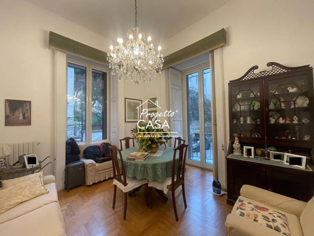 appartamento in vendita a Napoli in zona Chiaia