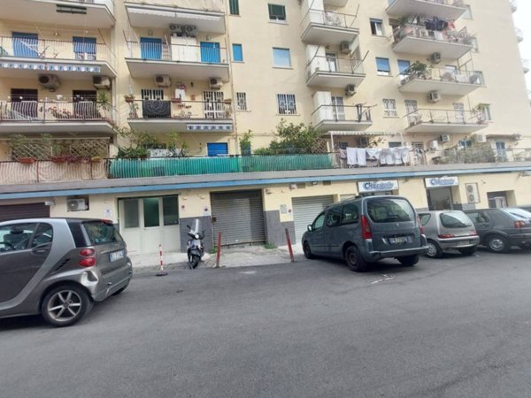 negozio in vendita a Napoli in zona Fuorigrotta