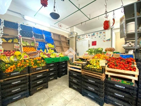 negozio in vendita a Napoli in zona Capodichino
