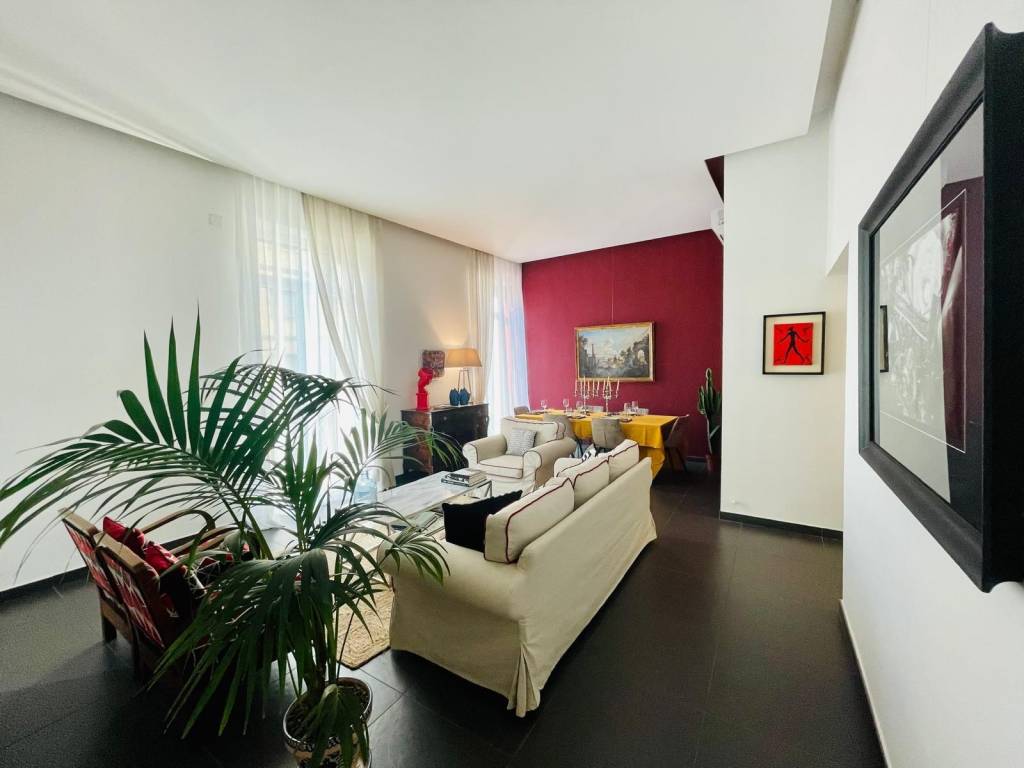appartamento in vendita a Napoli in zona Chiaia
