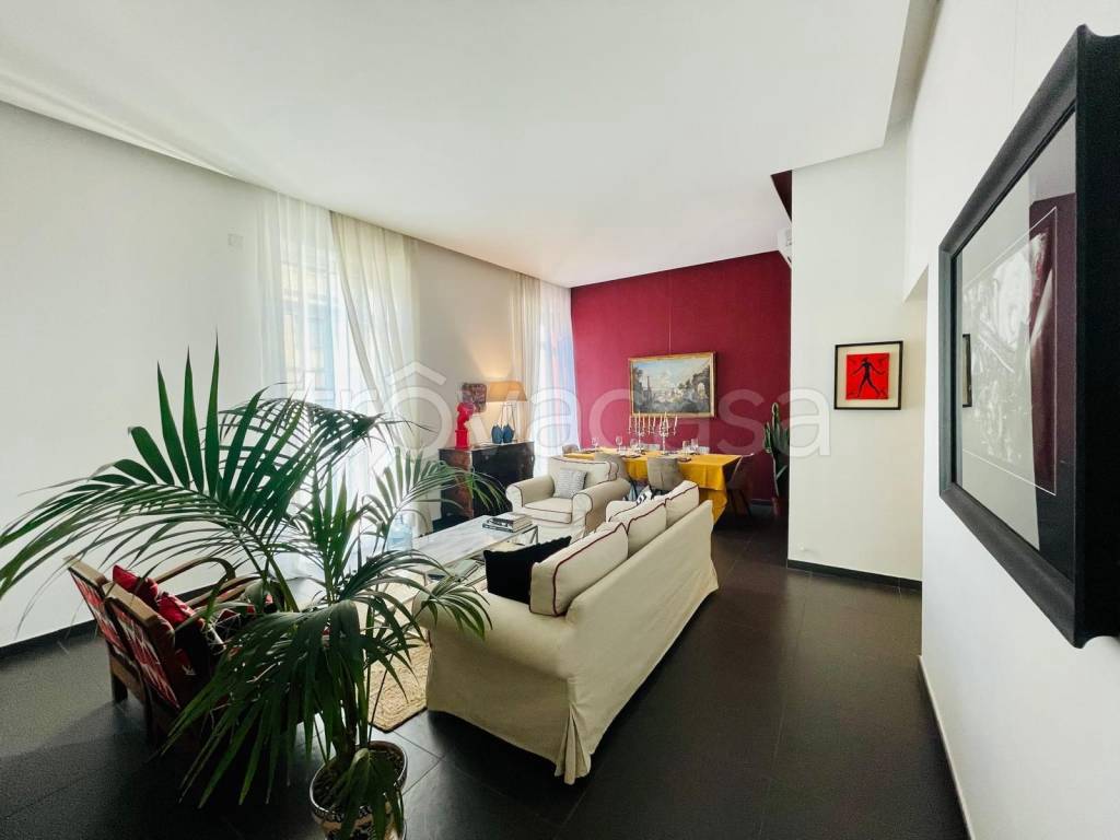 appartamento in vendita a Napoli in zona Chiaia