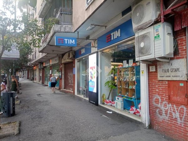 negozio in vendita a Napoli in zona Fuorigrotta