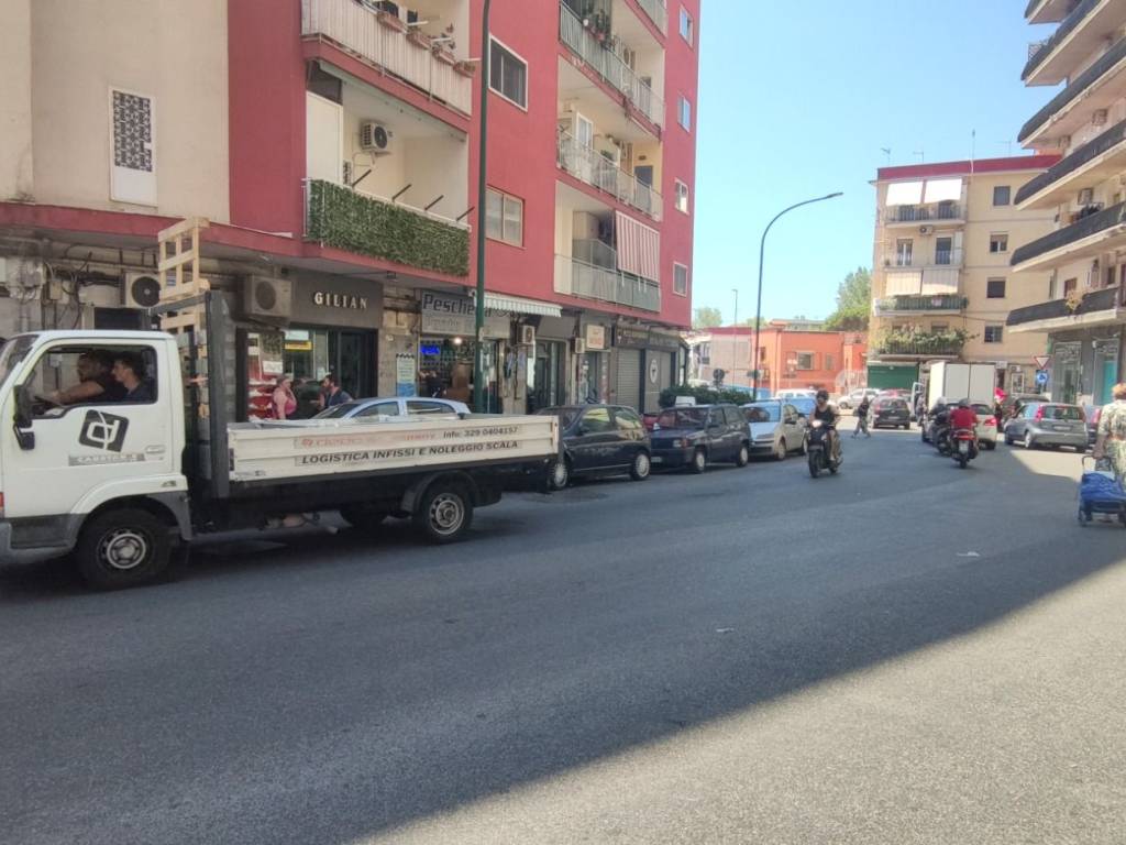 negozio in vendita a Napoli in zona Vomero