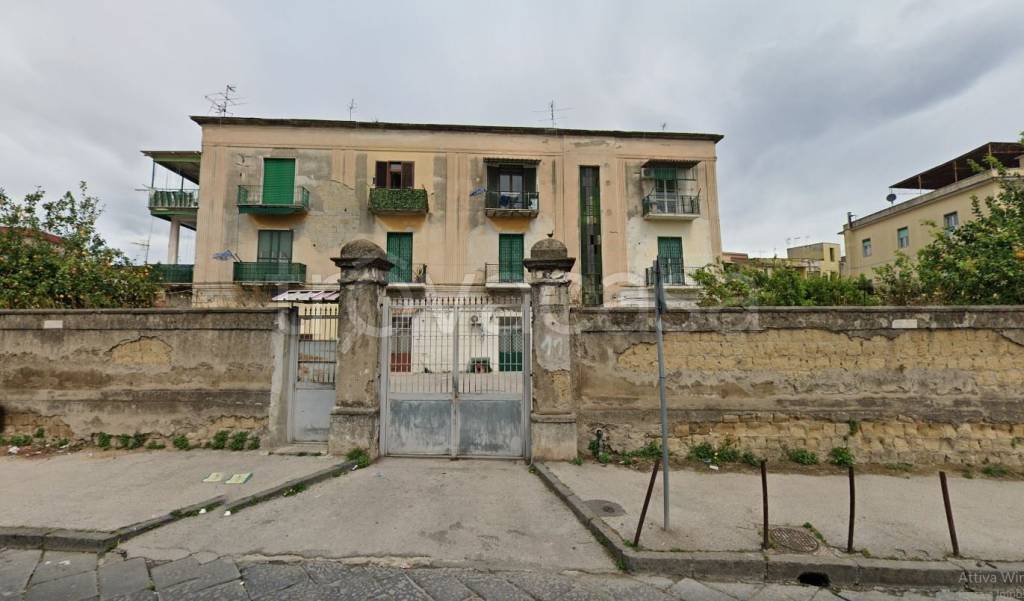 locale commerciale in vendita a Napoli in zona Capodichino