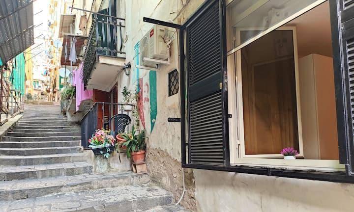appartamento in vendita a Napoli in zona Chiaia