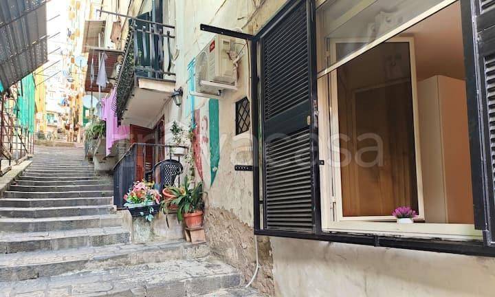 appartamento in vendita a Napoli in zona Chiaia