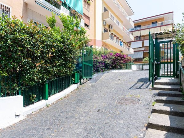 appartamento in vendita a Napoli in zona Chiaia