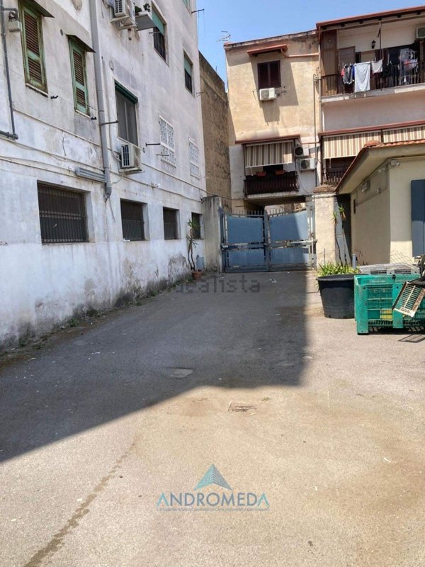 locale di sgombero in vendita a Napoli in zona Miano