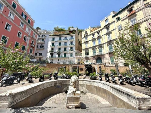 appartamento in vendita a Napoli in zona Chiaia