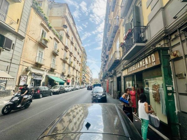 locale commerciale in vendita a Napoli in zona Chiaia