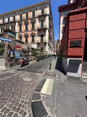 appartamento in vendita a Napoli in zona Chiaia