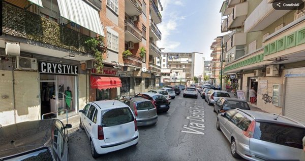 locale commerciale in vendita a Napoli in zona Soccavo