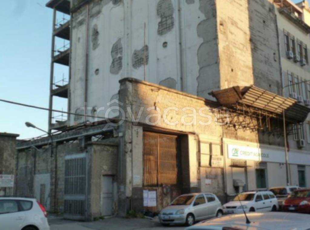 locale commerciale in vendita a Napoli in zona San Giovanni a Teduccio
