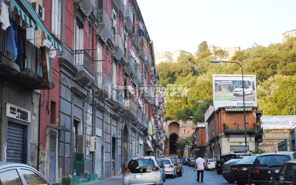 negozio in vendita a Napoli in zona Fuorigrotta