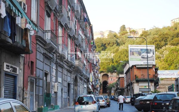 negozio in vendita a Napoli in zona Fuorigrotta