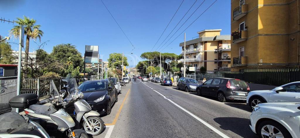 negozio in vendita a Napoli in zona Capodimonte / Colli Aminei