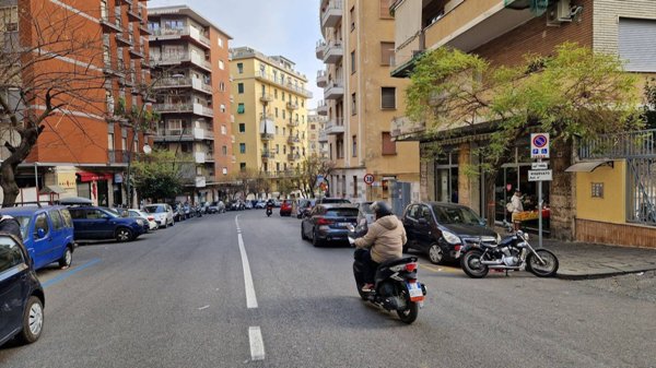 locale commerciale in vendita a Napoli in zona Arenella