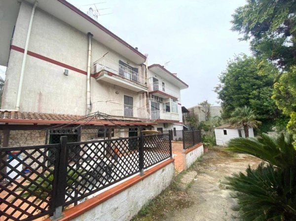 casa indipendente in vendita a Napoli in zona Fuorigrotta
