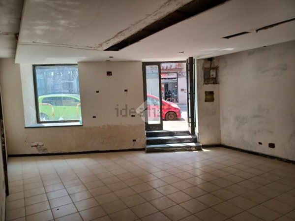 locale commerciale in vendita a Napoli in zona Marianella