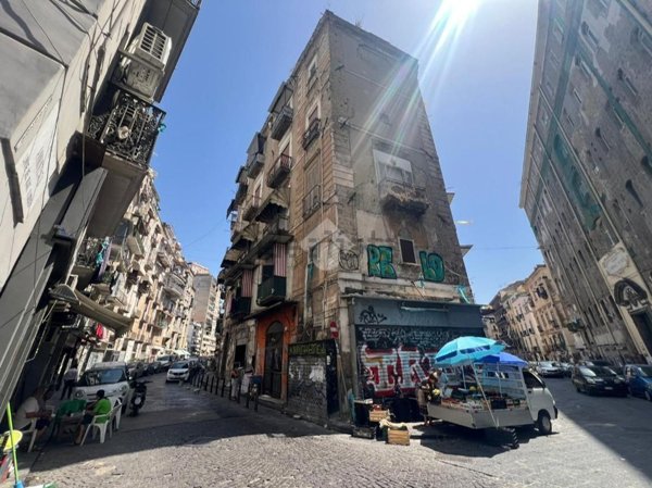 locale commerciale in vendita a Napoli in zona Pendino / San Giuseppe