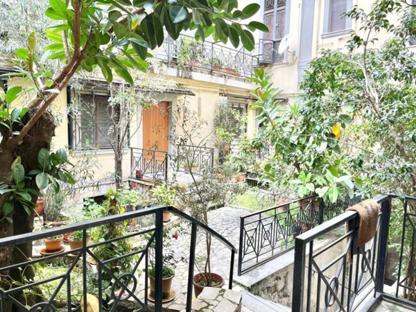 appartamento in vendita a Napoli in zona Chiaia